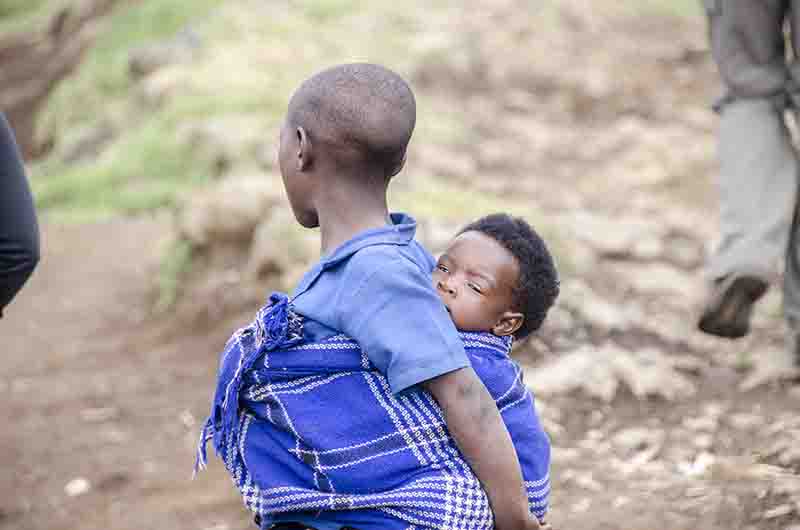 29 - Ruanda - parque nacional de los volcanes - joven con su hijo